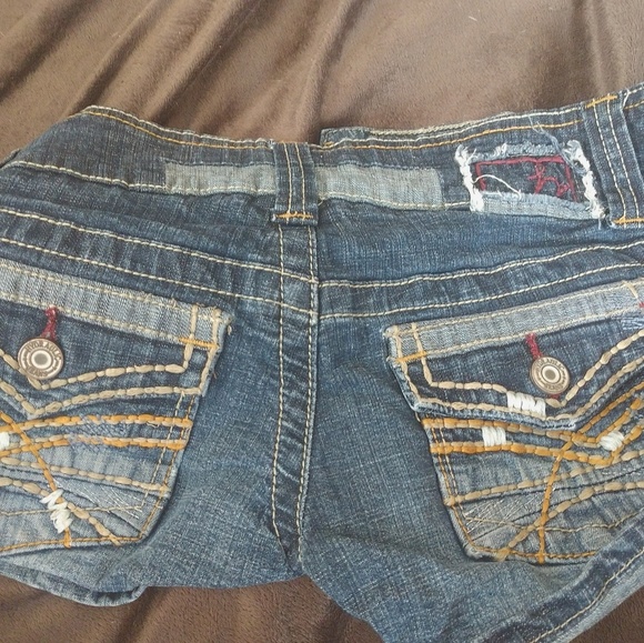 Shorts - Picture 3 of 3